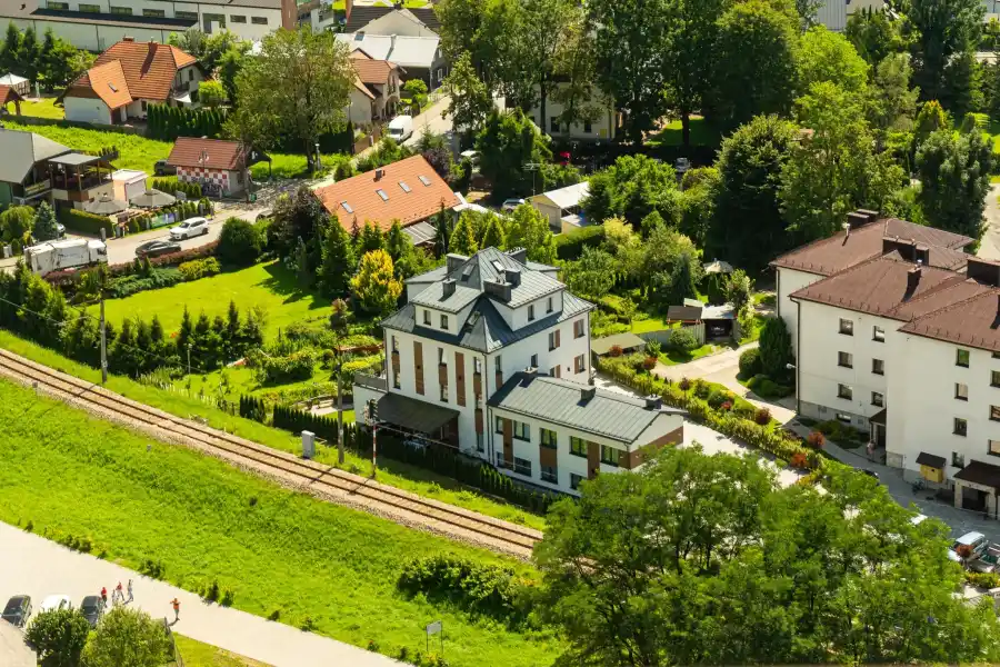 Muszyna Zdroj zabudowa i linia kolejowa